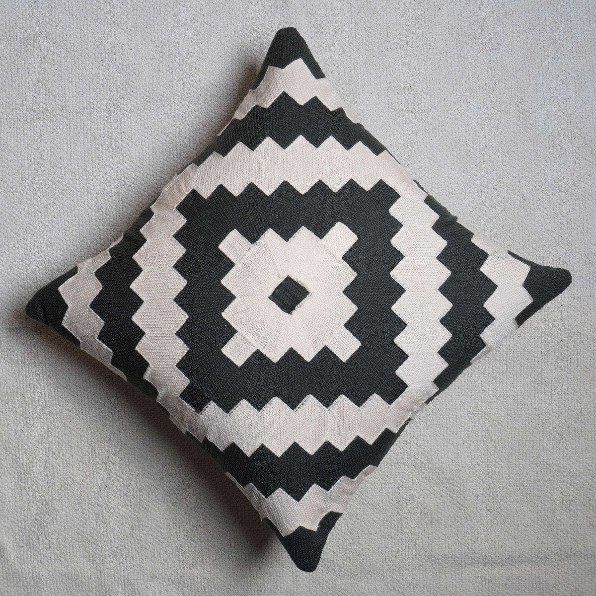 Black&White Tuft Cushion 27